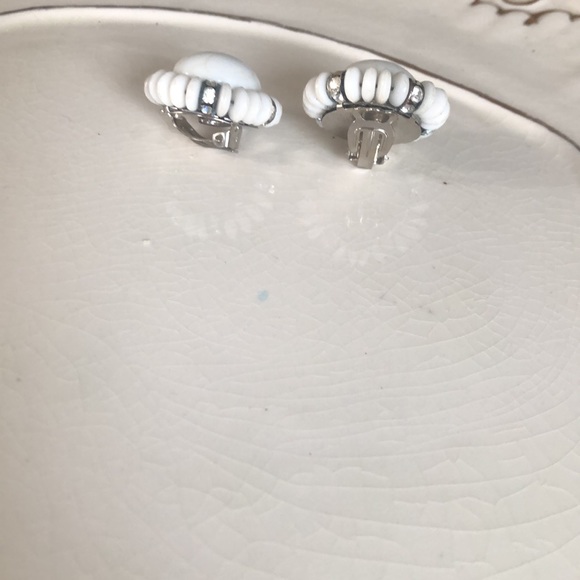 Vintage clip on earrings - Picture 2 of 2